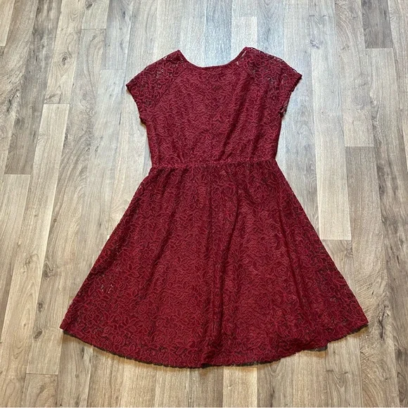 Adam Levine Burgundy Lace Short Sleeve Skater Mini Dress Size Medium - Picture 3 of 7